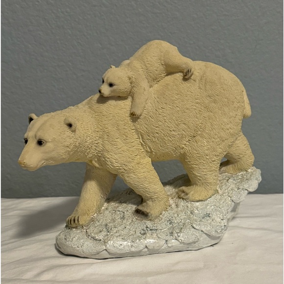 Mama polar bear and baby - Picture 8 of 10